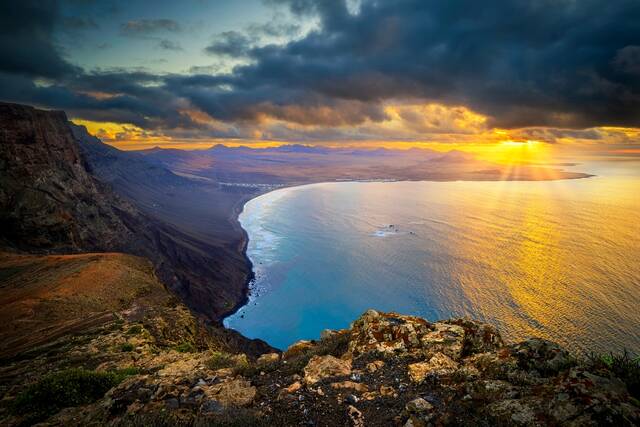 Strand van Famara bij zonsondergang