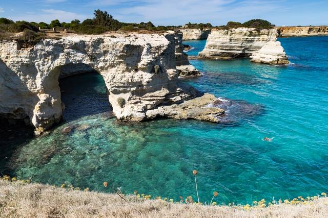 Rotsformaties aan de kust van Puglia