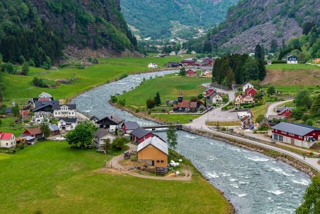 Traject Myrdal–Flåm met watervallen