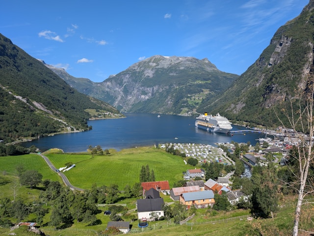 Fjordvaart tussen steile wanden