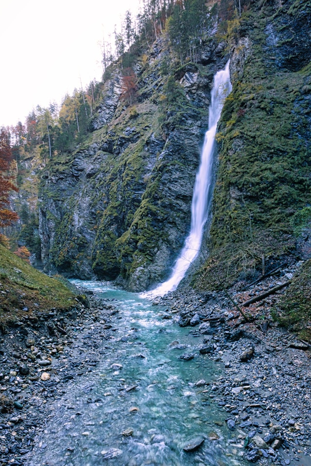 Hraunfossar watervallen uit lavlaveld