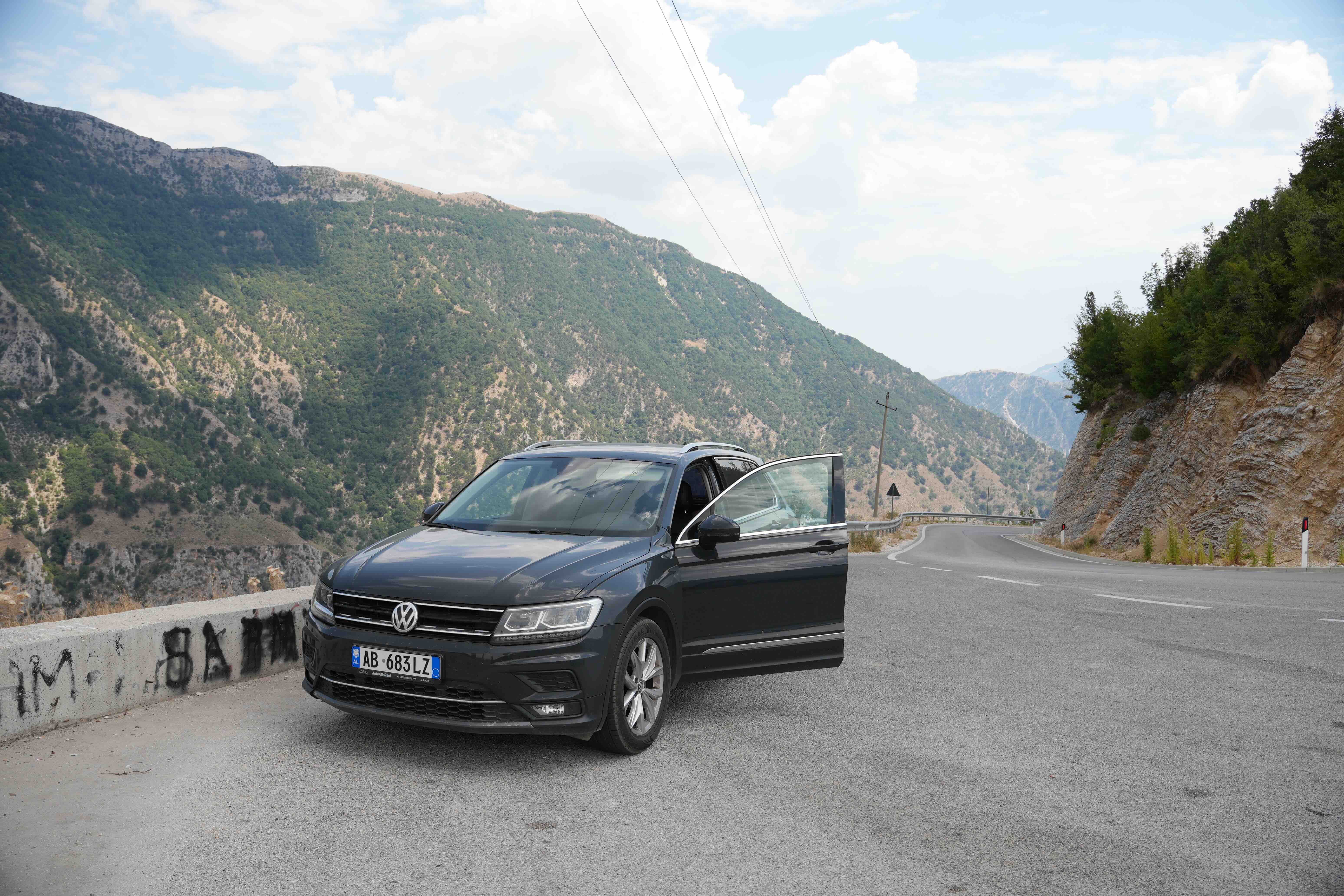 Huurauto bij een viewpoint tijdens de rondreis door Albani&euml;