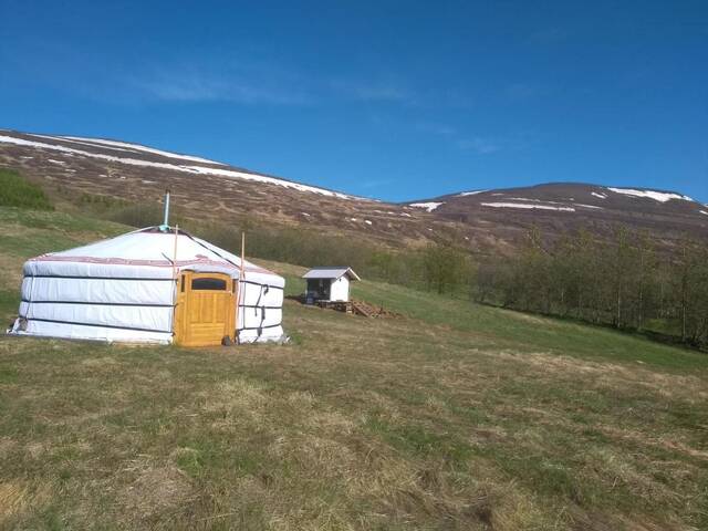 Sfeervolle yurt met uitzicht op bergen