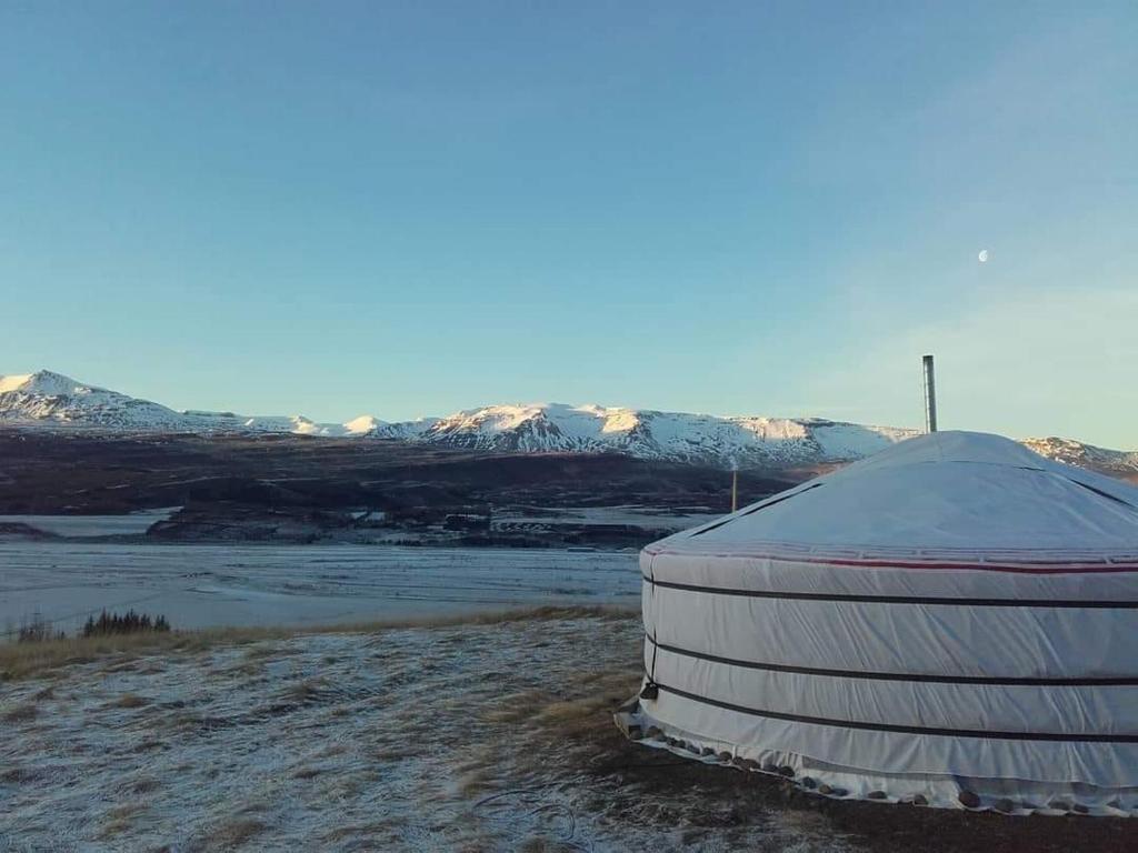 Interieur van de yurt met houtkachel