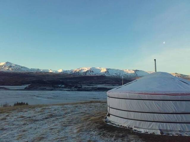 Interieur van de yurt met houtkachel