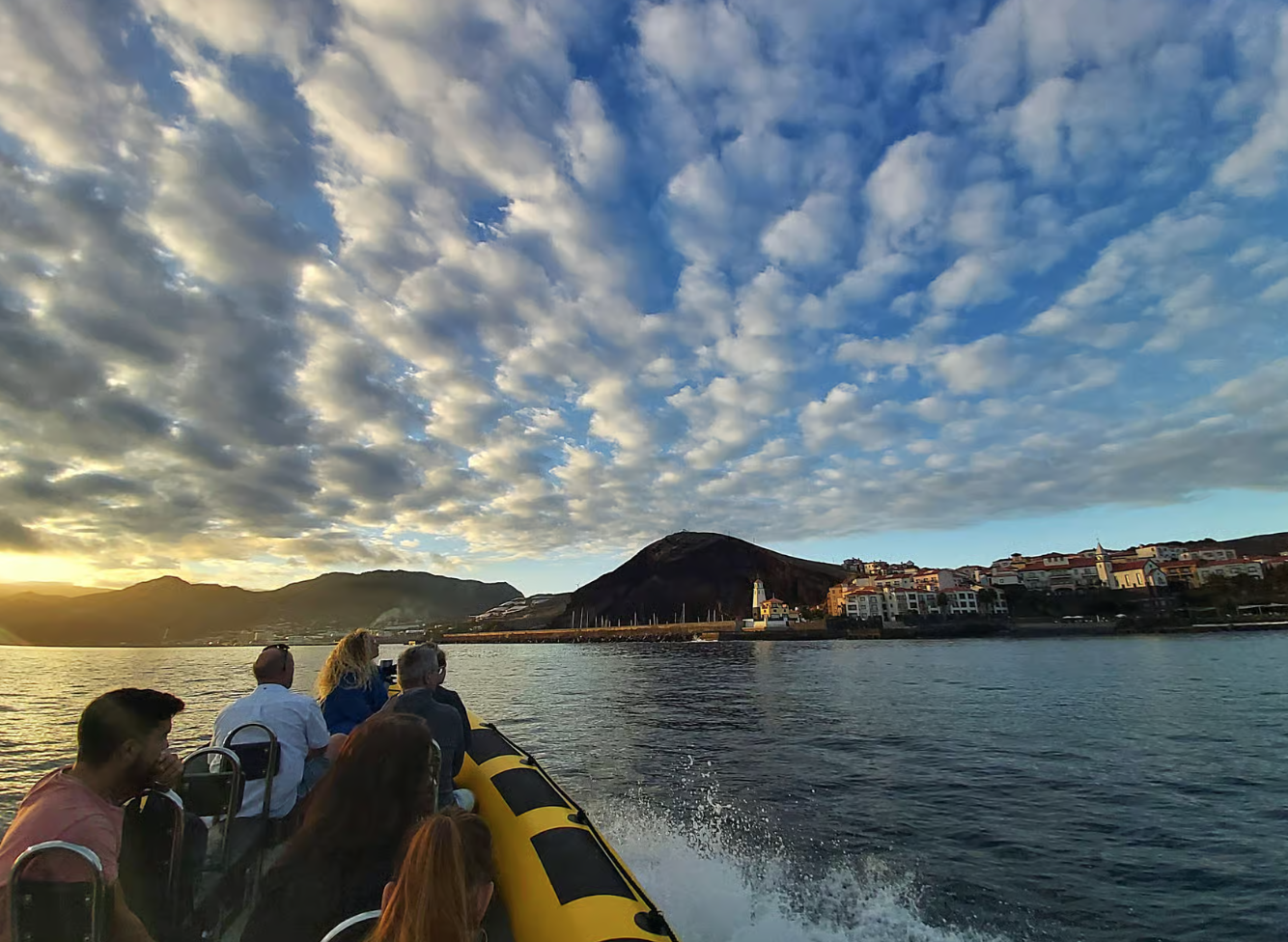 Rustpauze met kajaks aan de kust