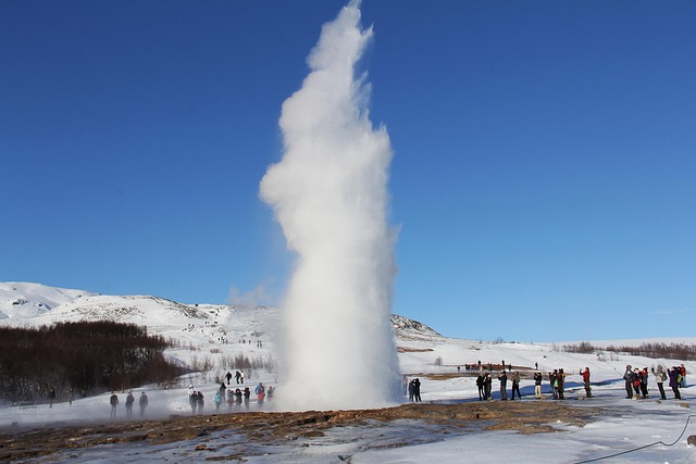 Strokkur geiser tijdens uitbarsting