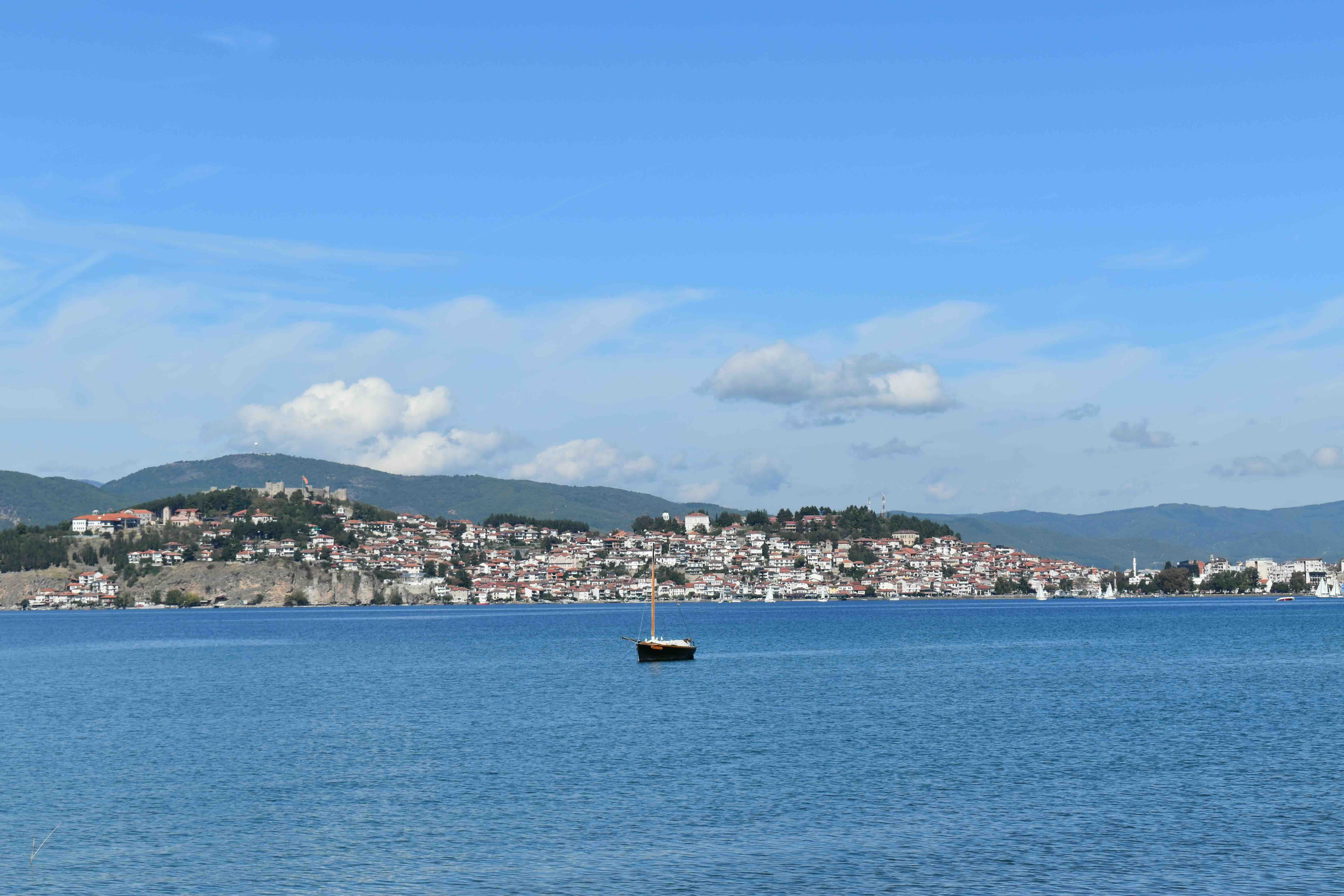 Promenade met helder water