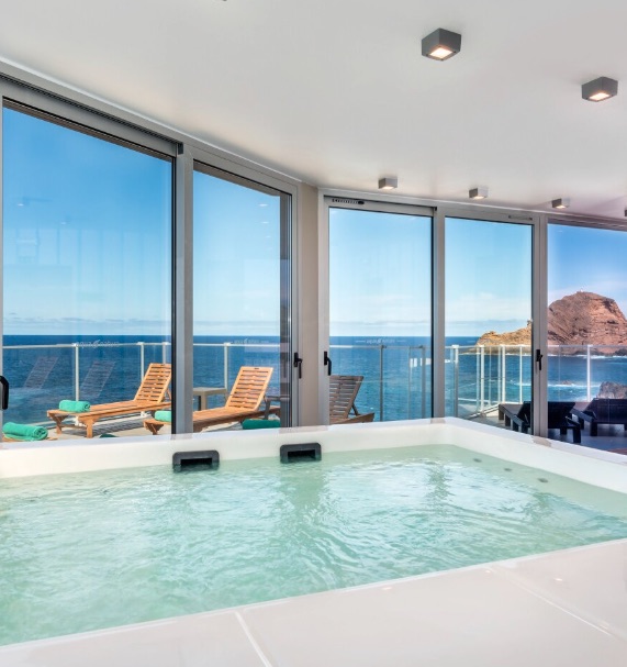 Zwembad met zeezicht