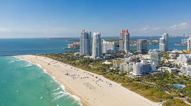 Miami Beach met strand en hoogbouw
