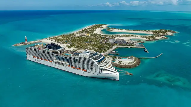 MSC World America op zee