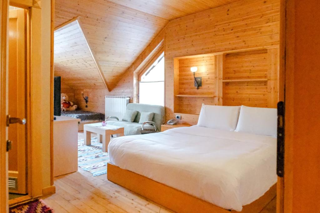 Kamer met houten interieur