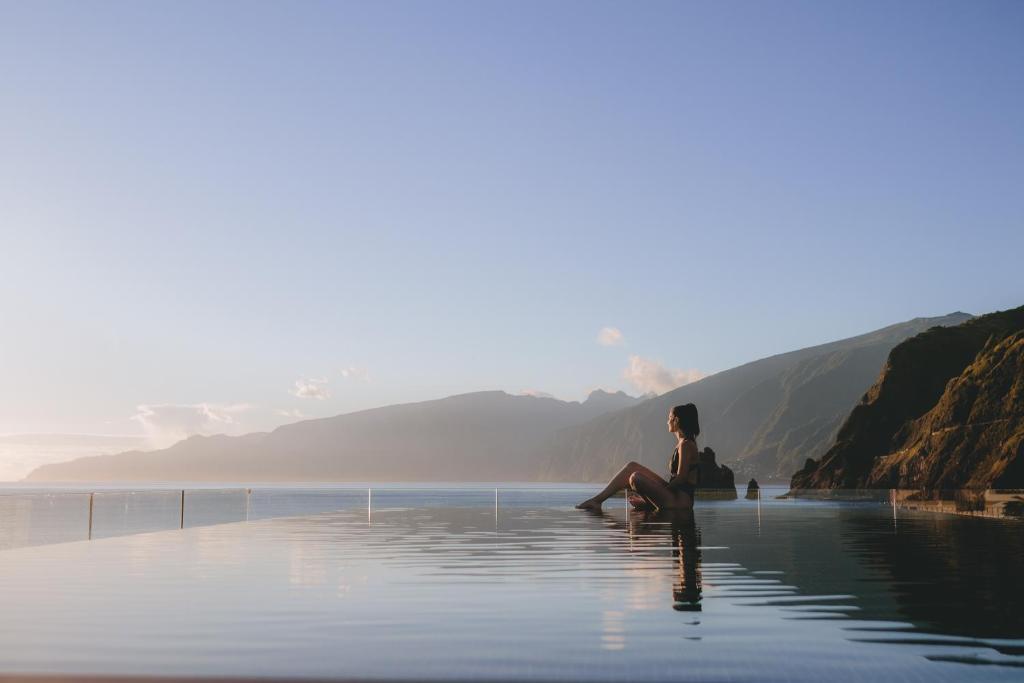 Uitzicht op Porto Moniz en oceaan