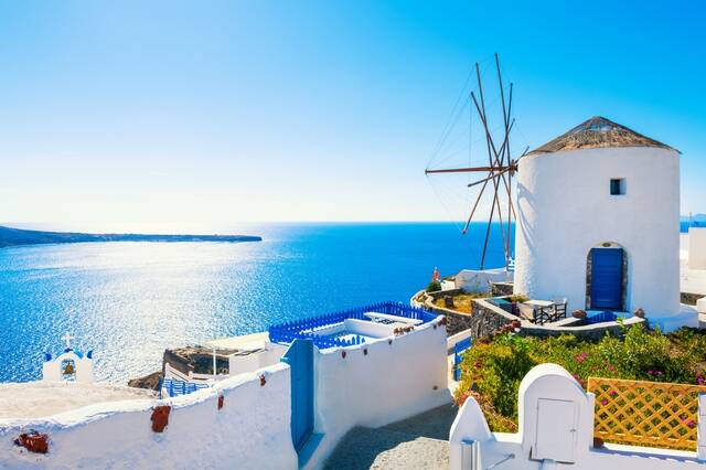 Witte molen en zee op Santorini