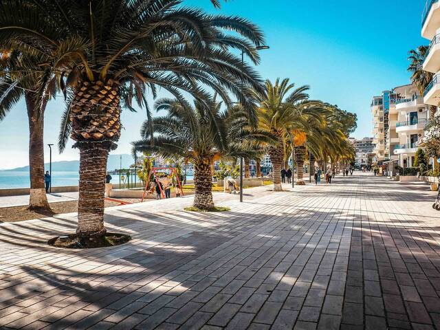 Strand en kade van Sarandë