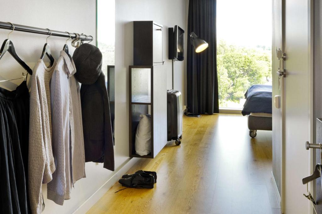 Comfortabele kamer met houten vloer