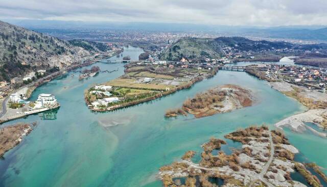 Meer van Shkodër met lage heuvels