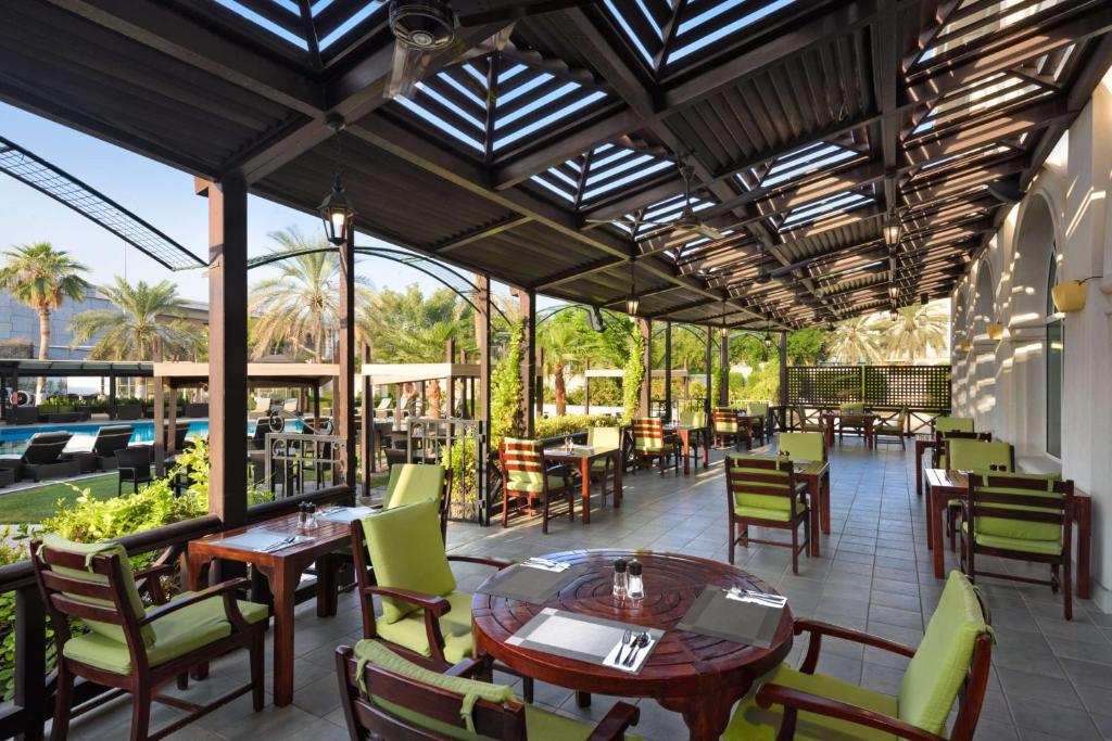 Tuin en terras bij Radisson Blu Muscat