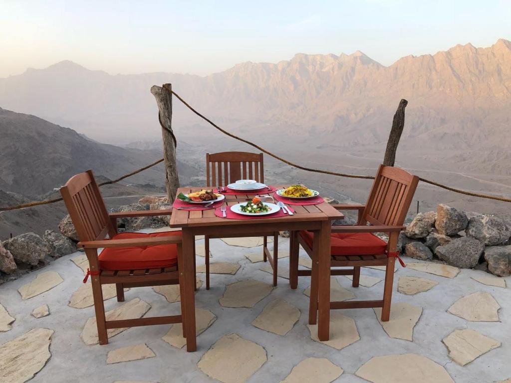 Terras met bergzicht bij Sama Wakan