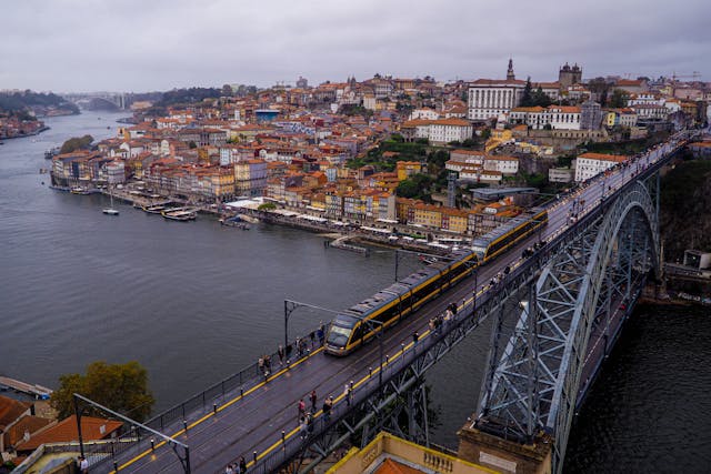 Trein over brug Porto