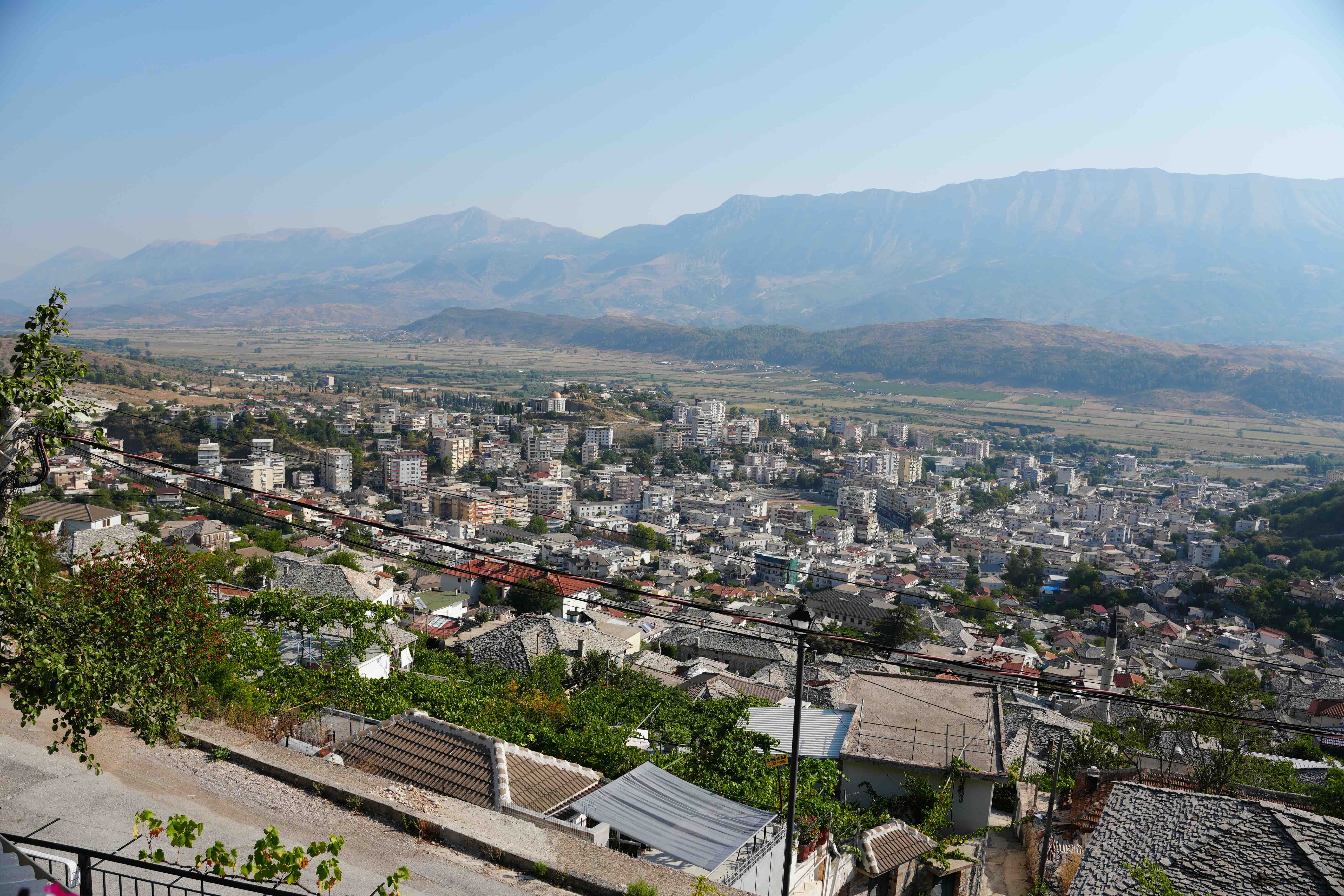 Uitzicht over Gjirokast&euml;r vanaf de heuvels