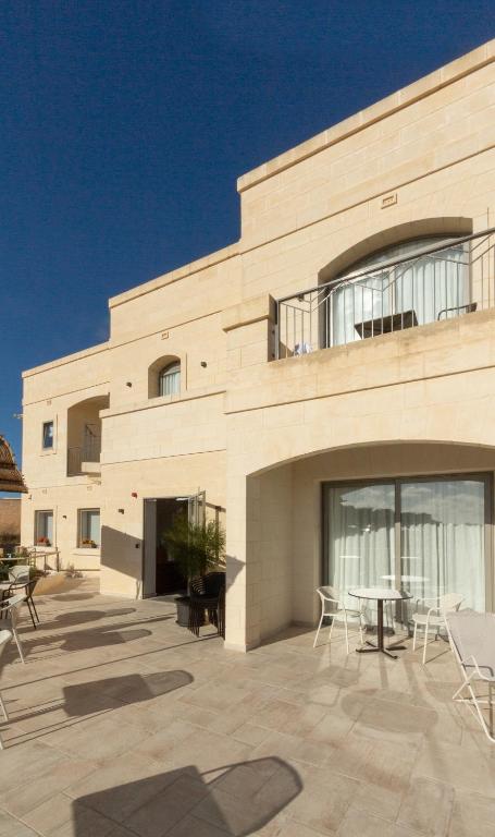 Villa dei Venti – zwembad en ligbedden