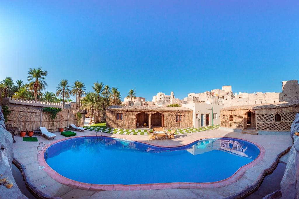 Zwembad en patio bij Antique Inn Nizwa