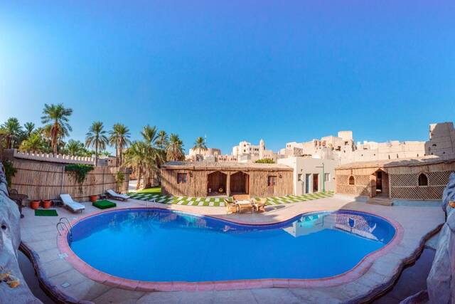 Zwembad en patio bij Antique Inn Nizwa