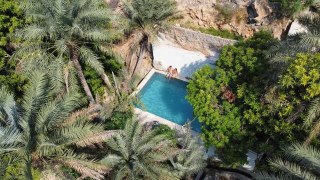 Zwembad en terras bij Nomad Inn Tiwi