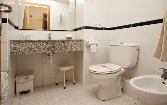 Badkamer van een tweepersoonskamer van Hotel Ses Figueres op Ibiza