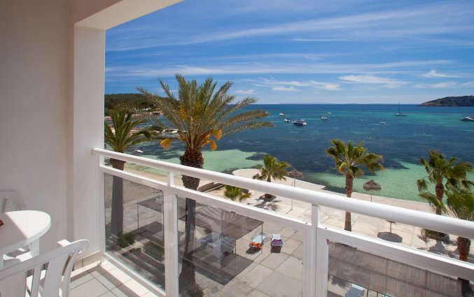 Balkon van een tweepersoonskamer van Hotel Ses Figueres op Ibiza