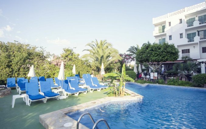 Zwembad met zonneterras van hotel Azuline Galfi