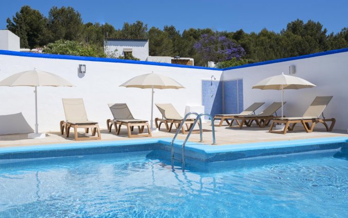Buitenzwembad en zonneterras van Hotel Azuline Mediterraneo op Ibiza