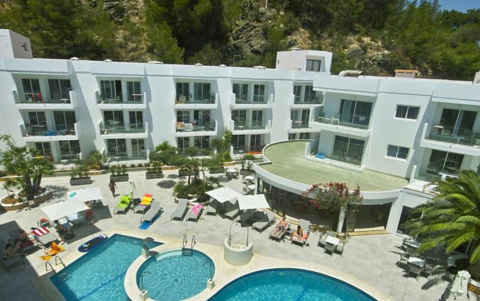 Zonneterras en zwembad van Resort Balansat op Ibiza