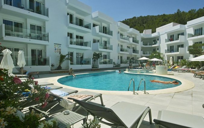 Zwembad van Resort Balansat op Ibiza