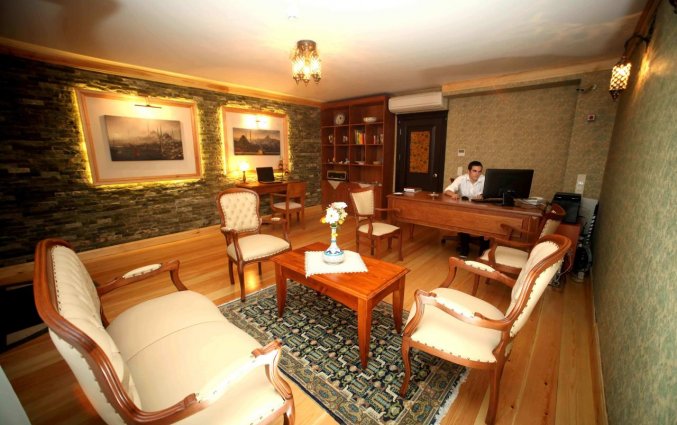 Lobby met luxe stoelen en op de achtergrond de receptie hotel Lallin stedentrip Istanbul