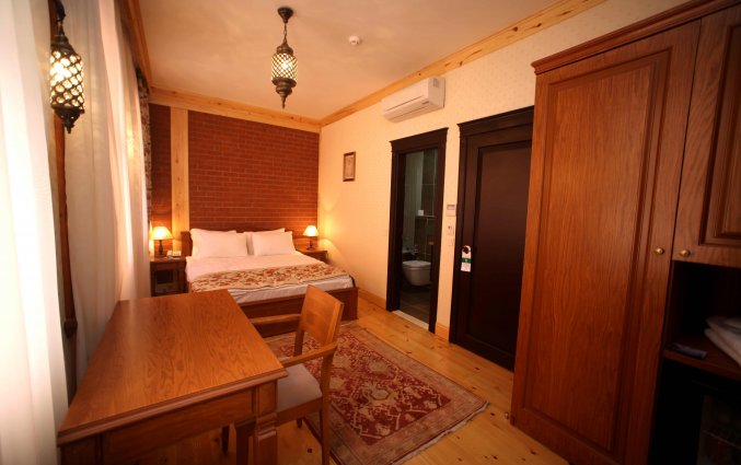 Slaapkamer met bed, brueau en kast hotel Lallin stedentrip Istanbul