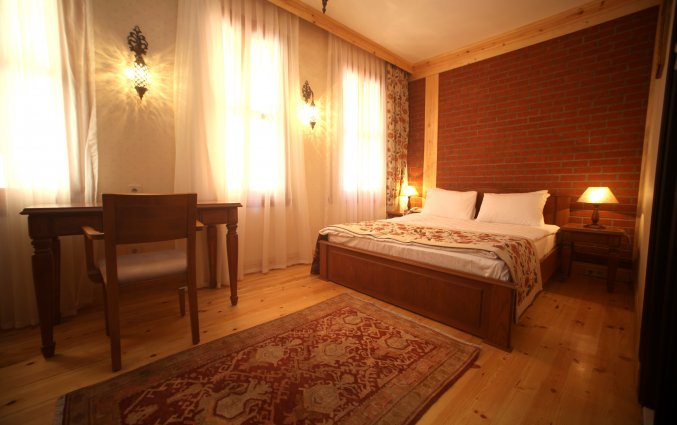 Slaapkamer met double bed hotel Lallin stedentrip Istanbul