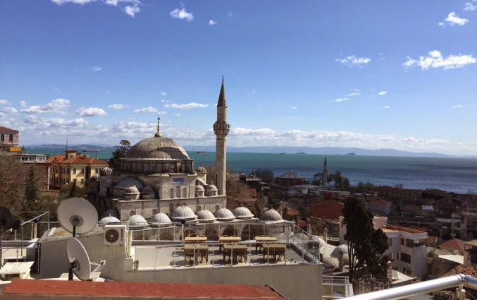 Uitzicht vanaf het dakterras van Hotel Sultan Palace in Istanbul