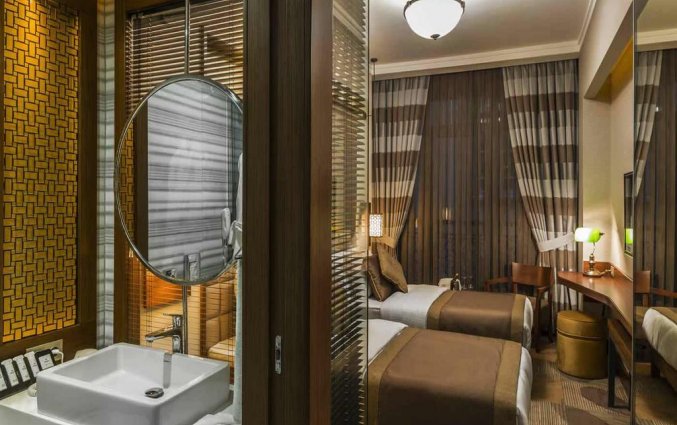 Tweepersoonskamer met badkamer van Hotel Manesol Boutique Galata in Istanbul