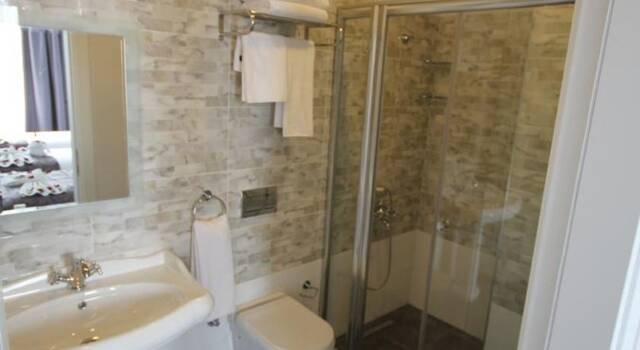 Badkamer van een tweepersoonskamer van Hotel Naumpasa Konagi in Istanbul