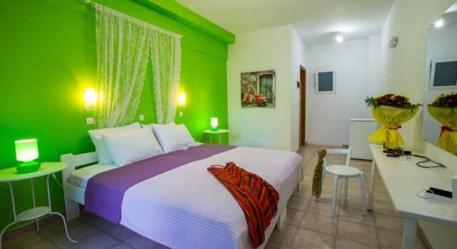 tweepersoonsbed bij Hotel Iliada Santorini