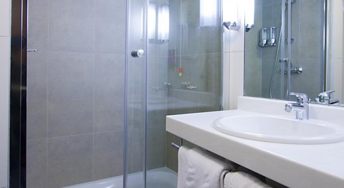 Badkamer met douche van hotel Lero in Dubrovnik