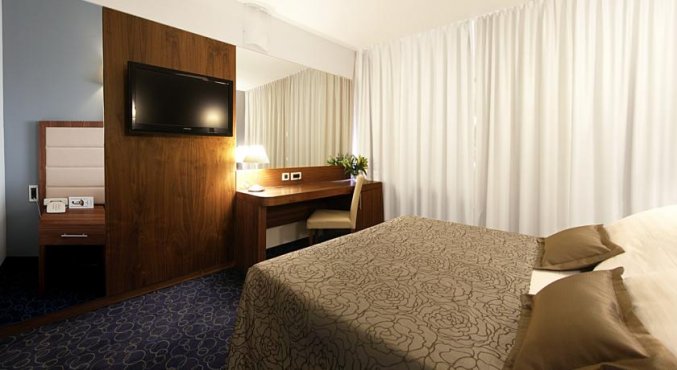 Standaard kamer met tweepersoonsbed en tv van hotel Lero in Dubrovnik
