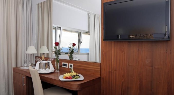 Standaard kamer met zitje en spiegel van hotel Lero in Dubrovnik