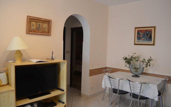 Televisie en zithoek van een appartement van Appartementen Lia in Dubrovnik