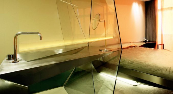 Tweepersoonskamer en badkamer van Hotel Puerta America in Madrid