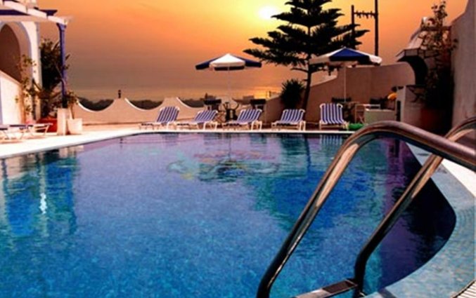 Zonsondergang bij zwembad van Hotel Stavros Villas op Santorini