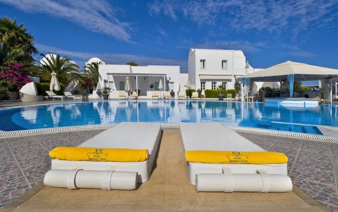 Ligbedjes bij het zwembad van Hotel Imperial Med in Santorini
