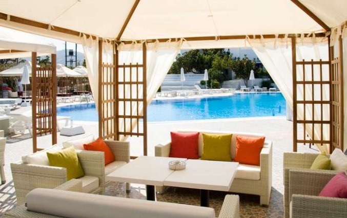 Lounge aan de rand van het zwembad van Hotel Imperal Med in Santorini